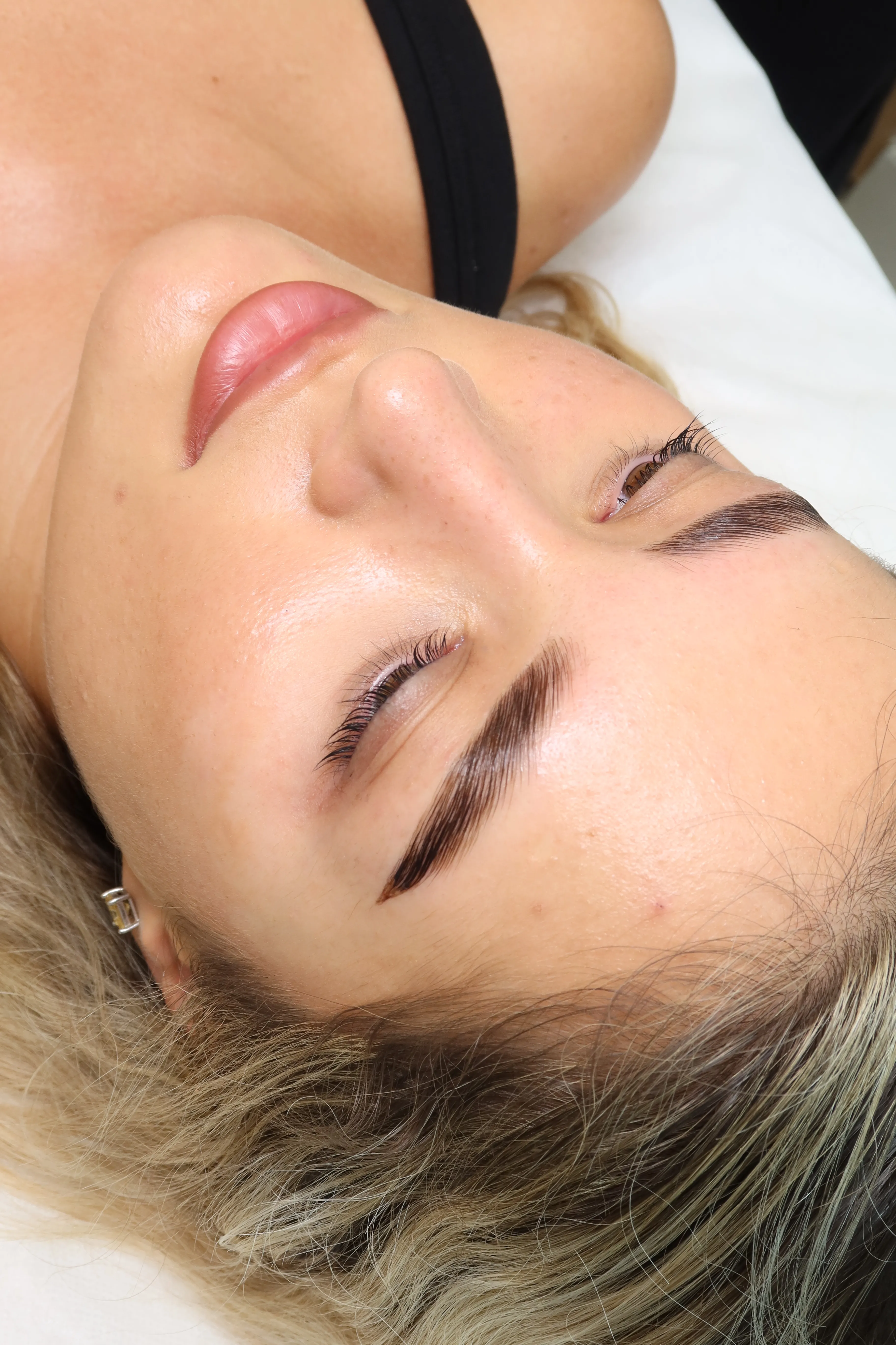 Brow lamination finish at Azizam beauty salon in Dubai — soft, natural definition