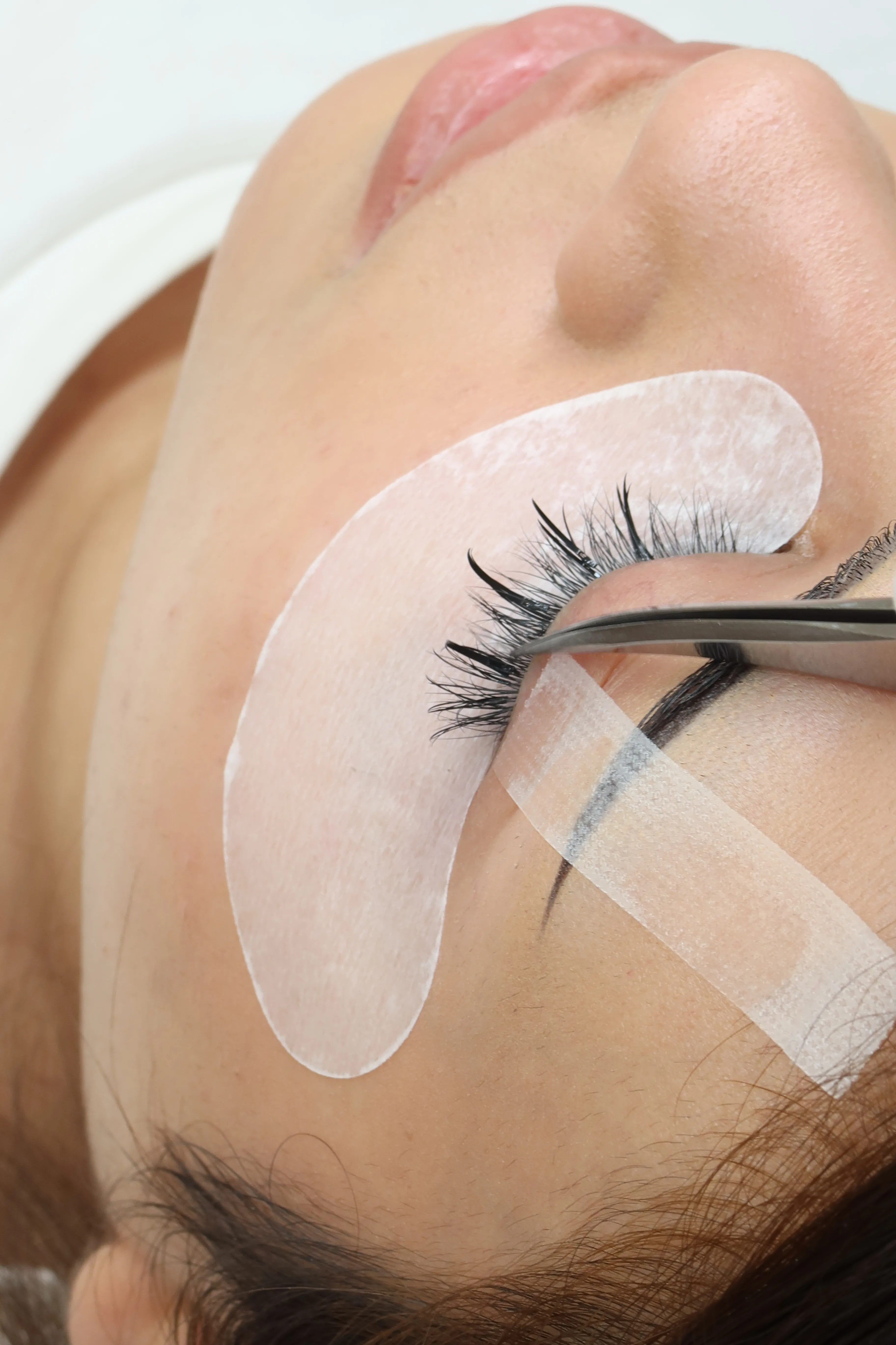 Hybrid lash extensions in Dubai — classic and volume blend being applied at Azizam beauty salon