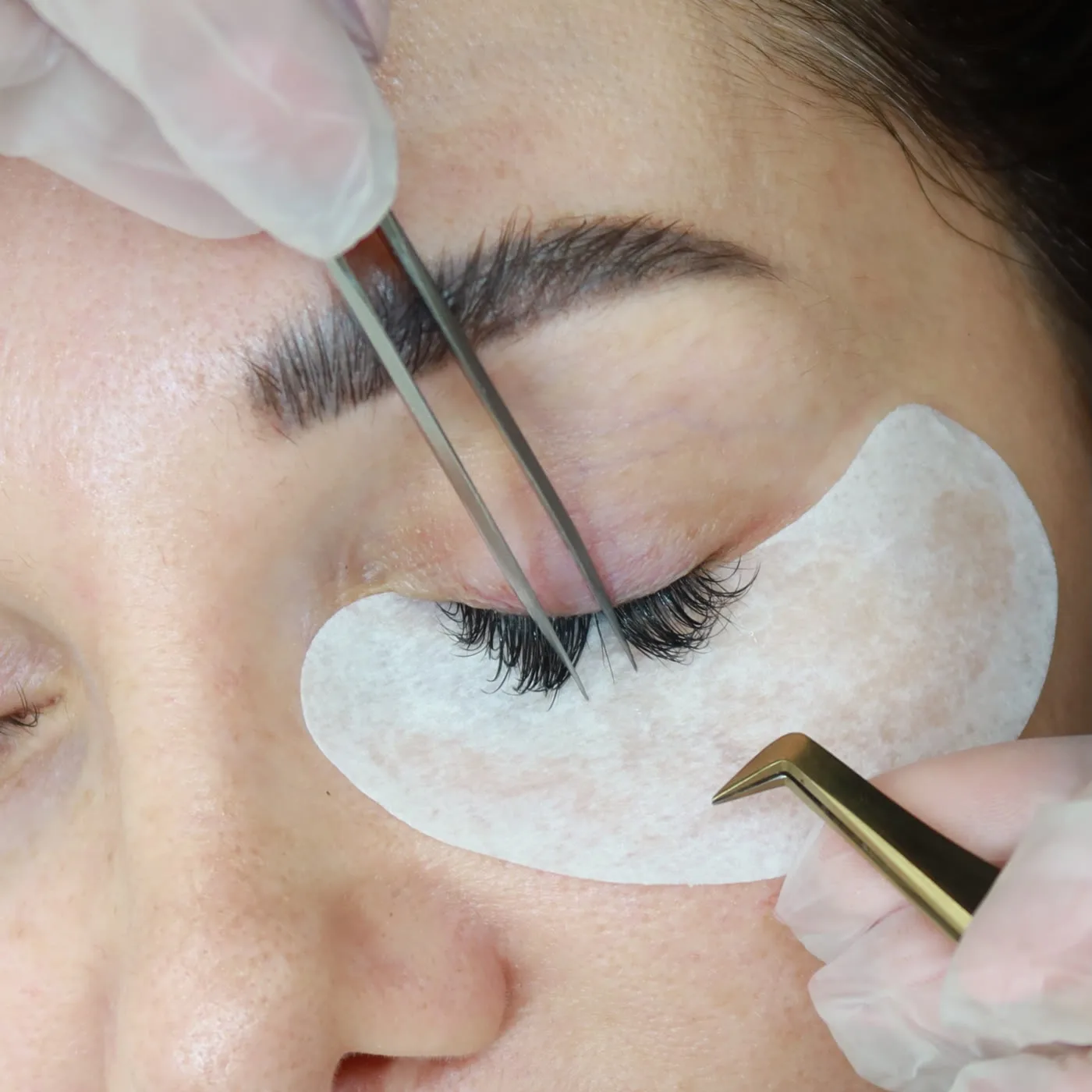 Classic lash extensions in Dubai — one extension applied per natural lash at AZIZAM beauty salon