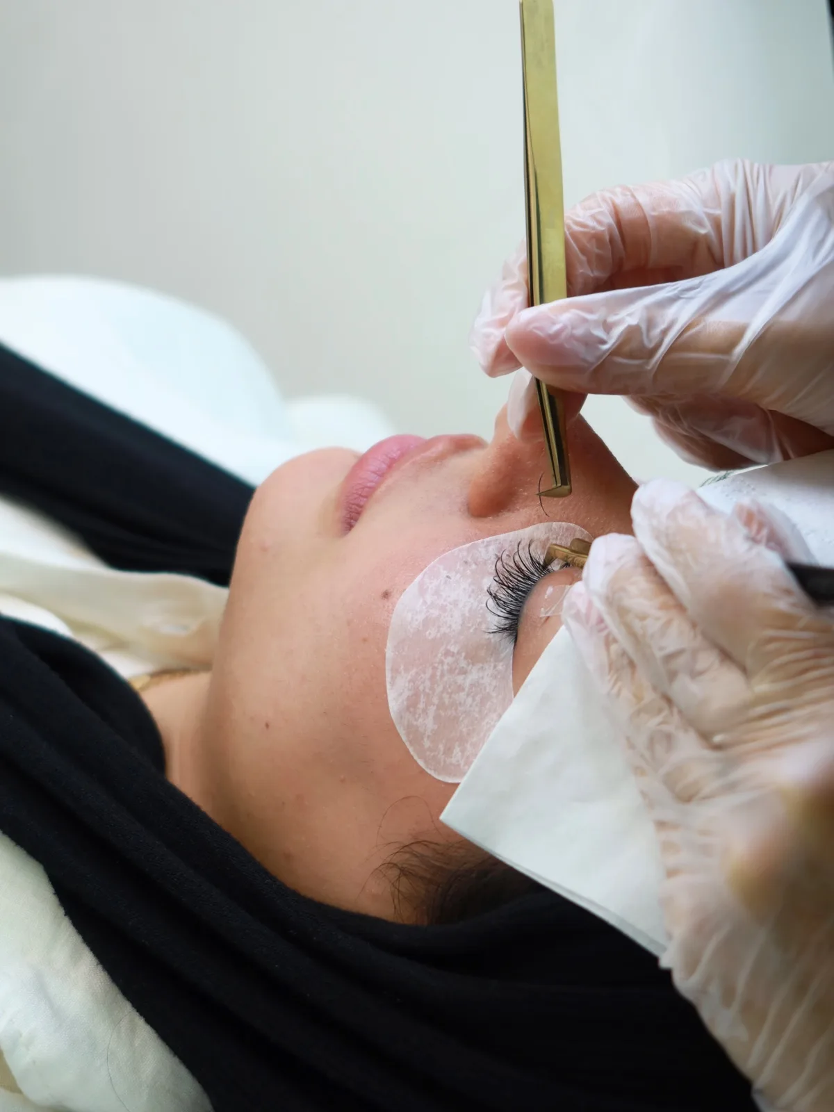 Classic lash extensions in Dubai, one extension applied to each natural lash at AZIZAM beauty salon